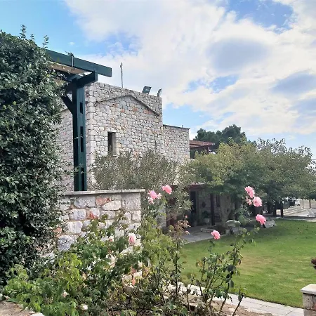 Demestihas Aparthotel Mavrovoúnion